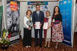 Guide drépanocythose - Remise officielle du guide par Anne Poyard-Vatrican, Adjointe à la Direction de la Coopération Internationale au Professeur Mamy Lalatiana Andriamanarivo, Ministre de la Santé malgache en présence du Professeur Olivat Rakoto Alson et de Pascale Jeannot, Présidente de l’ONG de Lutte contre la drépanocytose à Madagascar ©DCI Guide drépanocythose - Remise officielle du guide par Anne Poyard-Vatrican, Adjointe à la Direction de la Coopération Internationale au Professeur Mamy Lalatiana Andriamanarivo, Ministre de la Santé malgache en présence du Professeur Olivat Rakoto Alson et de Pascale Jeannot, Présidente de l’ONG de Lutte contre la drépanocytose à Madagascar ©DCI