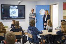 Harcèlement à l’école - Tous concernés. ©Direction de la Communication-Stéphane Danna - Christine Lanzerini, Directeur Général de l'Institution François d'Assise-Nicolas Barré (à droite) et Franck Fantino, Adjoint au Chef d'Établissement de l'Institution François d'Assise-Nicolas Barré, Directeur Pédagogique du Collège (à gauche) dans une classe à l’occasion de la journée « Non au harcèlement ». ©Direction de la Communication / Stéphane Danna