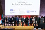 Hommage à Yves Coppens © Cyril Bailleul - De gauche à droite : M. Abdeljalil Bouzouggar, Directeur de l’Institut National des Sciences de l’Archéologie et du Patrimoine et directeur par intérim du patrimoine culturel au Ministère de la Jeunesse de la Culture et de la Communication ; Mme Elena Rossoni-Notter Directeur du Musée d’Anthropologie préhistorique de Monaco ; Henry de Lumley, Professeur, Président de l’Institut de Paléontologie Humaine ; S.E. Mme Anne-Marie Boisbouvier, Ambassadeur, Délégué permanent de Monaco auprès de l’UNESCO ; M. Xing Qu, Directeur général Adjoint de l’UNESCO ; S.A.S. le Prince Albert II de Monaco ; Mme Martine Coppens ; M. Quentin Coppens ; M. Jean-Jacques Hublin, Chaire de Paléoanthropologie, Collège de France, Paris - Professeur émérite de l’Institut Max Planck d’Anthropologie Évolutionnaire de Leipzig ; Mme Sonia Harmand, Archaeologist and director of the West Turkana Archaeological Project ; Mme Marta Pappalardo, Full Professor of Physical Geography and Geomorphology ; Mme Nuria Sanz, Directrice Science du Bureau régional de l’UNESCO au Caire - Coopération multilatérale sur l'évolution humaine à l'UNESCO - Programme HEADS de l’UNESCO ; Mme Hélène Roche, Directeur de Recherche Emérite au CNRS ; Monsieur Jacques Malaterre – Réalisateur du film « L’homme de Pékin. Les derniers secrets de l’humanité » ; M. Jeffrey T. Laitman, Professor and Director of Anatomy and Functional Morphology, Professor of Medical Education, Professor of Otolaryngology. Ph.D., D. Med. Sc et Mme Amal Kasry, Chef de la Section des sciences fondamentales et de l'ingénierie à l'UNESCO - synchrotron SESAME. Hommage à Yves Coppens © Cyril Bailleul - De gauche à droite : M. Abdeljalil Bouzouggar, Directeur de l’Institut National des Sciences de l’Archéologie et du Patrimoine et directeur par intérim du patrimoine culturel au Ministère de la Jeunesse de la Culture et de la Communication ; Mme Elena Rossoni-Notter Directeur du Musée d’Anthropologie préhistorique de Monaco ; Henry de Lumley, Professeur, Président de l’Institut de Paléontologie Humaine ; S.E. Mme Anne-Marie Boisbouvier, Ambassadeur, Délégué permanent de Monaco auprès de l’UNESCO ; M. Xing Qu, Directeur général Adjoint de l’UNESCO ; S.A.S. le Prince Albert II de Monaco ; Mme Martine Coppens ; M. Quentin Coppens ; M. Jean-Jacques Hublin, Chaire de Paléoanthropologie, Collège de France, Paris - Professeur émérite de l’Institut Max Planck d’Anthropologie Évolutionnaire de Leipzig ; Mme Sonia Harmand, Archaeologist and director of the West Turkana Archaeological Project ; Mme Marta Pappalardo, Full Professor of Physical Geography and Geomorphology ; Mme Nuria Sanz, Directrice Science du Bureau régional de l’UNESCO au Caire - Coopération multilatérale sur l'évolution humaine à l'UNESCO - Programme HEADS de l’UNESCO ; Mme Hélène Roche, Directeur de Recherche Emérite au CNRS ; Monsieur Jacques Malaterre – Réalisateur du film « L’homme de Pékin. Les derniers secrets de l’humanité » ; M. Jeffrey T. Laitman, Professor and Director of Anatomy and Functional Morphology, Professor of Medical Education, Professor of Otolaryngology. Ph.D., D. Med. Sc et Mme Amal Kasry, Chef de la Section des sciences fondamentales et de l'ingénierie à l'UNESCO - synchrotron SESAME.