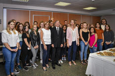 IFSI 2018 - Didier Gamerdinger , Benoite de Sévelinges et Monique Le Du entourés des étudiants de l’IFSI © Stéphane Danna – Direction de la Communication