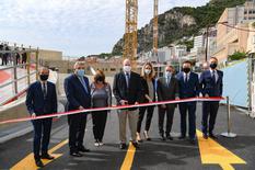 Inauguration de la nouvelle voie de passage Nouveau CHPG - S.A.S. le Prince Souverain entouré (de gauche à droite) de Didier Gamerdinger, Pierre Dartout, Marie-Pierre Gramaglia, Benoîte de Sevelinges, Jean-Luc Nguyen, Directeur des Travaux Publics, Stéphane Valeri et Georges Marsan. ©Direction de la Communication : Manuel Vitali