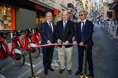 Inauguration Monabike Beausoleil - S.A.S. le Prince Albert II de Monaco, inaugure la station Monabike entouré de Gérard Spinelli, Maire de Beausoleil (à gauche, sur la photo) et de Bernard Gonzalez, Préfet des Alpes-Maritimes (à droite). ©Direction de la Communication / Manuel Vitali