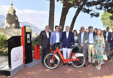 Inauguration Monabike - Autour de S.A.S. le Prince Souverain, de gauche à droite : Roland de Rechniewski, Directeur de la Compagnie des Autobus de Monaco ; Luc Sabbatini Président de Public Bike Solution Company ; Marie-Pierre Gramaglia, Conseiller de Gouvernement-Ministre de l’Équipement, de l’Environnement et de l’Urbanisme ; S.E. M. Serge Telle, Ministre d’Etat ; Stéphane Valeri, Président du Conseil National, Tristan-Emmanuel Landry, Conseiller à l’Ambassade du Canada à Monaco et Caroline Pratte, Consul honoraire du Canada à Monaco ©Direction de la Communication/Michael Alesi   