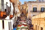 Infiorata Noto 1 2017 BD - Décoration de la rue Nicolaci avec les motifs évoquant la Principauté de Monaco de Richard Seren ©DR Infiorata Noto 1 2017 BD - Décoration de la rue Nicolaci avec les motifs évoquant la Principauté de Monaco de Richard Seren ©DR