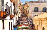 Infiorata Noto 1 2017 BD - Décoration de la rue Nicolaci avec les motifs évoquant la Principauté de Monaco de Richard Seren ©DR