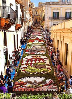 Infiorata Noto 1 2017 BD - Décoration de la rue Nicolaci avec les motifs évoquant la Principauté de Monaco de Richard Seren ©DR