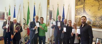 Journée internationale sport It 2 - Giovanni Malagò, Président du CONI, Nicolà Pietrangeli (Tennis) ;. Giovanni Malagò, Armin Zoeggeler (Champion olympique en luge de course) ; Giovanni Malagò, S.E.M. Robert Fillon, Alessandra Sensini (Championne olympique véliplanchiste), Martine Garcia-Mascarenhas, Carlo Molfetta (Champion olympique de taekwondo) ©DR