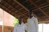 Keita - Mohamed Keita avec un kinésithérapeute du Centre Père Bernard Verspieren ©S. Darrasse/Realis/DCI