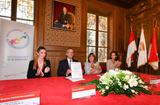 La Mairie signe le PNTE 8-10-18 -
Le Maire, Georges Marsan, signe la Charte d'engagement du Pacte National pour la Transition Énergétique, dans la Salle des Mariages, aux côtés de Marie-Pierre Gramaglia et Annabelle Jaeger-Seydoux (à droite)et Marjorie Crovetto-Harroch (à gauche)Crédit photo : Michael Alesi © Direction de la Communication La Mairie signe le PNTE 8-10-18 -
Le Maire, Georges Marsan, signe la Charte d'engagement du Pacte National pour la Transition Énergétique, dans la Salle des Mariages, aux côtés de Marie-Pierre Gramaglia et Annabelle Jaeger-Seydoux (à droite)et Marjorie Crovetto-Harroch (à gauche)Crédit photo : Michael Alesi © Direction de la Communication