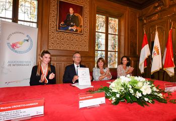 La Mairie signe le PNTE 8-10-18 - 
Le Maire, Georges Marsan, signe la Charte d'engagement du Pacte National pour la Transition Énergétique, dans la Salle des Mariages, aux côtés de Marie-Pierre Gramaglia et Annabelle Jaeger-Seydoux (à droite)et Marjorie Crovetto-Harroch (à gauche)Crédit photo : Michael Alesi © Direction de la Communication