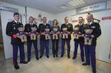 Les Carabiniers remettent des peluches aux enfants malades au CHPG. ©Direction de la Communication-Manuel Vitali - Benoîte Rousseau de Sevelinges, Directeur du Centre Hospitalier Princesse Grace, entourée des Carabiniers venus offrir les oursons en peluche aux enfants malades. ©Direction de la Communication / Manuel Vitali Les Carabiniers remettent des peluches aux enfants malades au CHPG. ©Direction de la Communication-Manuel Vitali - Benoîte Rousseau de Sevelinges, Directeur du Centre Hospitalier Princesse Grace, entourée des Carabiniers venus offrir les oursons en peluche aux enfants malades. ©Direction de la Communication / Manuel Vitali
