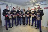 Les Carabiniers remettent des peluches aux enfants malades au CHPG. ©Direction de la Communication-Manuel Vitali - Benoîte Rousseau de Sevelinges, Directeur du Centre Hospitalier Princesse Grace, entourée des Carabiniers venus offrir les oursons en peluche aux enfants malades. ©Direction de la Communication / Manuel Vitali