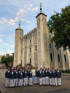 Les Petits chanteurs de Monaco à Londres - H.E. Ms Evelyne Genta, Ambassador of Monaco to the United Kingdom, surrounded by the Little Singers of Monaco © DR