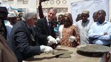 Mali pause 1ère pierre - Gilles Tonelli pose la première pierre de l'unité de cathétérisme cardiaque au Mali en présence de la Ministre de la Santé et de l'Hygiène Publique et de François Bourlon, cardio-pédiatre au Centre Cardio-Thoracique de Monaco, Vice-Président de l'association SHARE ©DAOU B. Emmanuel