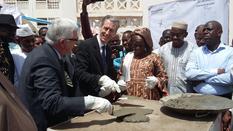 Mali pause 1ère pierre - Gilles Tonelli pose la première pierre de l'unité de cathétérisme cardiaque au Mali en présence de la Ministre de la Santé et de l'Hygiène Publique et de François Bourlon, cardio-pédiatre au Centre Cardio-Thoracique de Monaco, Vice-Président de l'association SHARE ©DAOU B. Emmanuel
