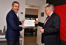 MIS PASSI - Dominique RIBAN, Directeur de l’Agence Monégasque de Sécurité Numérique (AMSN), remettant à Anthony BOIRA, Directeur de la société Monaco Informatique Service (MIS) (à gauche sur la photo), le diplôme de qualification de Prestataire d’Audit de la Sécurité des Systèmes d’Information (PASSI). © Direction de la Communication/Michael Alesi