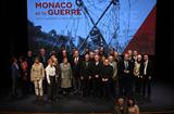 Monaco et la guerre HD - "Photo de famille" des témoins du film et leurs proches, réalisée en présence du Prince SouverainCrédit photo : © Manuel Vitali / Direction de la Communication