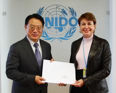 Monaco ONUDI - M. Li Yong, Directeur général de l'Organisation des Nations Unies pour le développement industriel (ONUDI) et S.E. Mme Isabelle Berro-Amadeï, Représentant permanent de la Principauté de Monaco auprès de cette Organisation ©DR