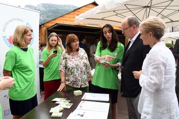 Monacology 2018_Stand MTE - S.A.S. le Prince Souverain devant le stand de la Mission pour la Transition ÉnergétiqueCrédit photo : © Manuel Vitali / Direction de la Communication