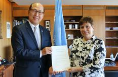 OMI - M. Kitack Lim, Secretary-General of the International Maritime Organization and Ms. Isabelle Rosabrunetto, Permanent Representative of Monaco to the International Maritime Organization  ©DR