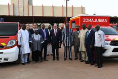 Partenariat Burkina Faso 2018 - Autour de S.A.S. le Prince Souverain : Gilles Tonelli, Conseiller de Gouvernement-Ministre des Relations Extérieures et de la Coopération, le Colonel Tony Varo, Chef de Corps des Sapeurs-Pompiers de Monaco, Seydou Diakité, Consul Honoraire de Monaco au Burkina Faso, Alpha Barry, Ministre des Affaires étrangères, de la Coopération et des Burkinabè de l’extérieur, Siméon Sawadogo, Ministre de l’Administration Territoriale et de la Décentralisation, le Colonel Ernest Kisbedo, Commandant de la Brigade Nationale des Sapeurs-Pompiers et le Colonel Abel Zongo, Directeur de l'Institut Supérieur d'Etudes de Protection Civile ©Direction de la Communication/Manuel Vitali