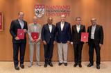 Partenariat mobilité MOnaco/Singapour - De gauche à droite : Frédéric Genta, Délégué interministériel chargé de la transition numérique ; S.E. M. Bernard Fautrier, Ministre Plénipotentiaire – Vice-Président Administrateur Délégué de la Fondation Prince Albert II de Monaco ; Pr. Subra Suresh, Président de l’Université de Technologie de Nanyang (NTU) ; S.A.S. le Prince Albert II ; le Pr. Subodh Mhaisalkar, Vice-Président Associé de NTU et Directeur Exécutif de l’Institut de Recherche pour les énergies de NTU, et le Pr. Ling San, Prévôt et Vice-Président (Académique) de NTU ©NTU Singapore Partenariat mobilité MOnaco/Singapour - De gauche à droite : Frédéric Genta, Délégué interministériel chargé de la transition numérique ; S.E. M. Bernard Fautrier, Ministre Plénipotentiaire – Vice-Président Administrateur Délégué de la Fondation Prince Albert II de Monaco ; Pr. Subra Suresh, Président de l’Université de Technologie de Nanyang (NTU) ; S.A.S. le Prince Albert II ; le Pr. Subodh Mhaisalkar, Vice-Président Associé de NTU et Directeur Exécutif de l’Institut de Recherche pour les énergies de NTU, et le Pr. Ling San, Prévôt et Vice-Président (Académique) de NTU ©NTU Singapore