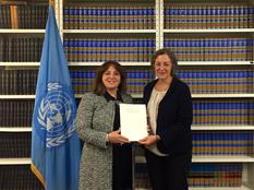 Protocole convention Femmes - H.E. Ms. Isabelle Picco, Permanent Representative of Monaco to the United Nations Organization, presenting the Principality's Instruments of Ratification to Ms. Arancha Hinojal-Oyarbide, Head of the Division of Legal Affairs at the Treaty Section of the United Nations ©DR