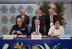 Ramoge Signataires - De gauche à droite : Les signataires : M. le Préfet maritime de la Méditerranée, le Vice-amiral Yves Joly ; M. Patrice Cellario, Conseiller pour l'Intérieur ; Mme Maria Carmela Giarratano, Directeur Général au Ministère de l’Environnement italien avec S.E. M. Hadelin de la Tour du Pin, Ambassadeur de France à Monaco ; S.E.  M. Serge Telle, Ministre d'Etat et M. Gian Luca Galletti, Ministre de l'Environnement Italien ©Charly Gallo Centre de Presse 