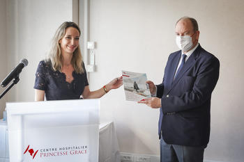 Remise du rapport d'activité 2022 CHPG - Benoîte Rousseau de Sevelinges remet le rapport d'activité 2022 du CHPG à S.A.S le Prince Albert II de Monaco