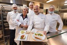 Repas chefs CHPG - De gauche à droite : Alexandre Perrault, cuisinier à la SBM ; Françoise Maechling, responsable Hôtellerie restauration CHPG, Jean-Laurent Basile, Chef du restaurant l’Hirondelle des Thermes de Monte-Carlo ; Philippe Joannes, Meilleur Ouvrier de France et responsable des événements culinaires à la SBM et Cédric Campanella, Chef pâtissier du Sporting ©Direction de la Communication/Michael Alesi