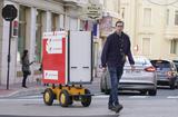 robot suiveur - Un facteur suivi par ALF, le robot suiveur, dans les rues de la Principauté ©Direction de la Communication - Michael Alesi
