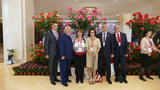 Rose Pekin - La délégation monégasque : Mme Marie-Pierre Gramaglia, Conseiller de Gouvernement-Ministre de l’Equipement, de l’Environnement et de l’Urbanisme ; S.E. Mme Catherine Fautrier, Ambassadeur de Monaco en Chine, M. Yves Piaget, Président des Amis de la Roseraie Princesse Grace, M. Jean-Luc Puyo, Directeur de l’Aménagement Urbain, M. Anthony De Sevelinges et M. Georges Restellini de la Direction de l’Aménagement Urbain.