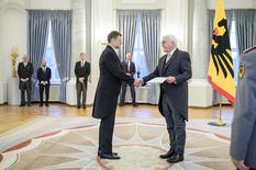 S.E.M. Frédérique Labarrère Ambassadeur Allemagne - H.E. Mr Frédéric Labarrère presents his credentials to Mr Frank-Walter Steinmeier, President of the Federal Republic of Germany © Bundesregierung / Jesco Denzel