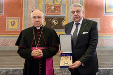 S.E.M. Philippe ORENGO fait Chevalier Grand-Croix de l’Ordre Pian - S.E.M. Philippe ORENGO, Ambassadeur de la Principauté près le Saint-Siège et près l’Ordre Souverain de Malte, a reçu le grade de Chevalier Grand-Croix de l’Ordre Pian des mains de S.E.R. Mgr Edgar PENA PARRA, Substitut pour les Affaires Générales de la Secrétairerie d’Etat. ©Vatican Media