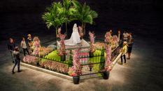 Salon horticulture USA - Parterre de roses autour de la réplique de la robe de mariée de la Princesse Grace, créé par Renee Tucchi ©DR