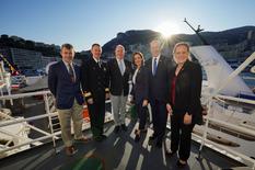 SAS et officiels OHI - De gauche à droite sur la photo : M. Shane Morton, Capitaine du navire ; l’Amiral Piret, Commandement de la météorologie et de l’océanographie de la marine ; S.A.S. le Prince Albert II de Monaco ; S.E. Mme Denise Campbell Bauer, Ambassadrice des Etats-Unis auprès de la France et de Monaco ; M. Steven Bauer, époux de Mme l’Ambassadrice ; Mme Kristen K. Grauer, Consul Général des Etats-Unis à Marseille. ©Direction de la Communication / Manuel Vitali