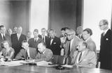Signature 1951 Réfugiés - © Arni/UN Archives Signature 1951 Réfugiés - © Arni/UN Archives
