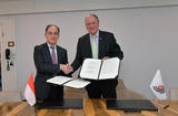 Signature accord de travail OEB - Jean Castellini, Conseiller – Ministre des Finances et de l'Economie (à gauche) et Benoît Battistelli, Président de l’Office européen des brevets (à droite). ©Direction de la Communication / Charly Gallo Signature accord de travail OEB - Jean Castellini, Conseiller – Ministre des Finances et de l'Economie (à gauche) et Benoît Battistelli, Président de l’Office européen des brevets (à droite). ©Direction de la Communication / Charly Gallo