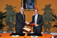 Signature accord Taxud - M. Pierre Moscovici, Commissaire européen aux Affaires économiques et financières, à la Fiscalité et à l’Union douanière pour l’Union Européenne et Jean Castellini, Conseiller de Gouvernement pour les Finances et l'Economie ©Centre de Presse Manuel Vitali