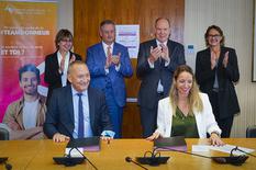 Signature d'une Convention entre l'EFS et le CTS du CHPG. ©Direction de la Communication-Stéphane Danna - H.S.H. the Sovereign Prince, surrounded by Christophe Robino and Isabelle Azarian, Secretary-General of the EFS for the PACA/Corsica region (on the left) and Caroline Rougaignon-Vernin (on the right). In the foreground are François Toujas and Benoîte Rousseau de Sevelinges, on the right. © Government Communication Department – Stéphane Danna