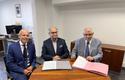 Signature de la convention de partenariat le 14 septembre 2023.©DR - De gauche à droite : M. Ronan DUBOIS, Directeur Général de la Fondation LENVAL ; M. Jean-François COMAS, Président de la Fondation LENVAL ; M. Alexandre BORDERO, Directeur de l’Action Sanitaire. Signature de la convention de partenariat le 14 septembre 2023. ©DR Signature de la convention de partenariat le 14 septembre 2023.©DR - De gauche à droite : M. Ronan DUBOIS, Directeur Général de la Fondation LENVAL ; M. Jean-François COMAS, Président de la Fondation LENVAL ; M. Alexandre BORDERO, Directeur de l’Action Sanitaire. Signature de la convention de partenariat le 14 septembre 2023. ©DR