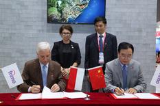 signature FIRMO Chine - Signature du contrat de cession d'une partie du capital de la société FRIMO à la société chinoise BAIYANG par MM. Mirco Albissetti, Président de la Société FRIMO et Zhongyi Sun - Fondateur de la société BAIYANG, en présence de S.E. Mme Catherine Fautrier, Ambassadeur de la Principauté de Monaco en Chine, et de M. Gu Zhangwei, représentant du Ministère du Commerce de la région de Guangxi ©DR