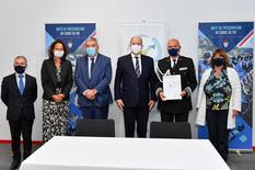 Signature PNTE Sûreté publique - H.S.H. the Sovereign Prince, surrounded by (from left to right): Patrice Cellario, Minister of the Interior, Annabelle Jaeger-Seydoux, Director of the Mission for Energy Transition, H.E. Pierre Dartout, Minister of State, Richard Marangoni, Police Commissioner, and Marie-Pierre Gramaglia, Minister of Public Works, the Environment and Urban Development. © Government Communication Department / Manuel Vitali