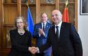 Signature PNUE - A droite et à gauche de S.A.S. le Prince Souverain : Mme Inger Andersen, Directrice exécutive du P.N.U.E. et M. Laurent Anselmi, Conseiller de Gouvernement-Ministre des Relations Extérieures et de la Coopération ©Direction de la Communication/Manuel Vitali Signature PNUE - A droite et à gauche de S.A.S. le Prince Souverain : Mme Inger Andersen, Directrice exécutive du P.N.U.E. et M. Laurent Anselmi, Conseiller de Gouvernement-Ministre des Relations Extérieures et de la Coopération ©Direction de la Communication/Manuel Vitali
