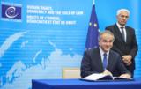 Signature protocole Convention européenne - S.E.M. Rémi Mortier et M. Thorbjørn Jagland, Secrétaire Général du Conseil de l’Europe ©DR Signature protocole Convention européenne - S.E.M. Rémi Mortier et M. Thorbjørn Jagland, Secrétaire Général du Conseil de l’Europe ©DR