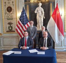 Signature protocole d'accord entre FBI et Sûreté publique monégasque - Signature du protocole d’accord par Jarrad Smith, Attaché Juridique du FBI à l’Ambassade des États-Unis d’Amérique à Paris et Richard Marangoni, Contrôleur Général de la Direction de la Sûreté Publique de la Principauté de Monaco, en présence de David R. McCawley, Chef de mission Adjoint à l’Ambassade des Etats-Unis à Paris et Patrice Cellario, Conseiller de Gouvernement-Ministre de l’Intérieur. ©DR