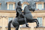Voir la photo - La statue équestre de Louis XIV, place des Victoires à Paris, œuvre de François-Joseph Bosio @ froggiesmedia