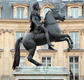 Voir la photo - La statue équestre de Louis XIV, place des Victoires à Paris, œuvre de François-Joseph Bosio @ froggiesmedia Voir la photo - La statue équestre de Louis XIV, place des Victoires à Paris, œuvre de François-Joseph Bosio @ froggiesmedia