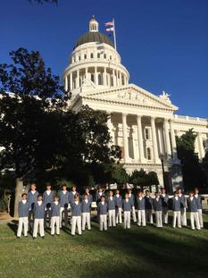 Voir la photo - The Little Singers of Monaco in front of the California State Capitol building in Sacramento – © – DR