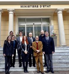 Visite CIRC - De droite à gauche : Eric Voiglio, Médecin-inspecteur de santé publique, Yann Morvezen, Directeur des Ressources Matérielles et du Système d’Information du CHPG, Iacopo Baussano, Scientifique au CIRC, Alexandre Bordero, Directeur de l’Action Sanitaire, Cécile Ortholan, Chef du service de Radiothérapie au CHPG, Vincent Picco, Chargé de mission au Centre Scientifique de Monaco, Chloé Petruccelli, Secrétaire des Relations Extérieures au sein du Département des Relations Extérieures et de la Coopération, Delphine Lanzara, Chef de section au Département des Affaires Sociales et de la Santé et Julie Malherbe, Administrateur à la Direction de l’Action Sanitaire. ©DR